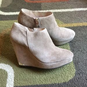 Vince Camuto booties🌸